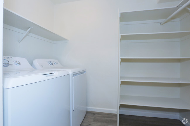 1BR, 1BA - 708 SF Renovated Laundry - Flamingo Chateau