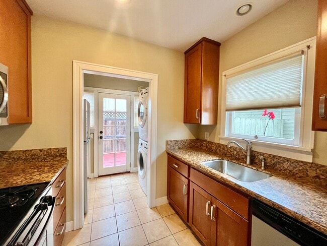Building Photo - 2 Bedroom/1 Bathroom Single Family Home with 1-Car Garage and Laundry