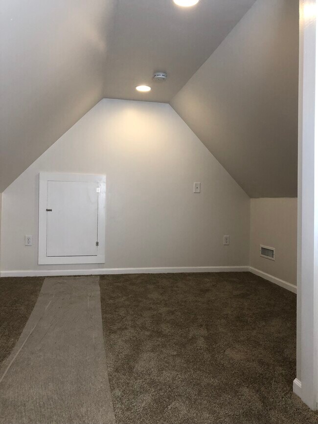 Upper flex room - 1214 11th Ave
