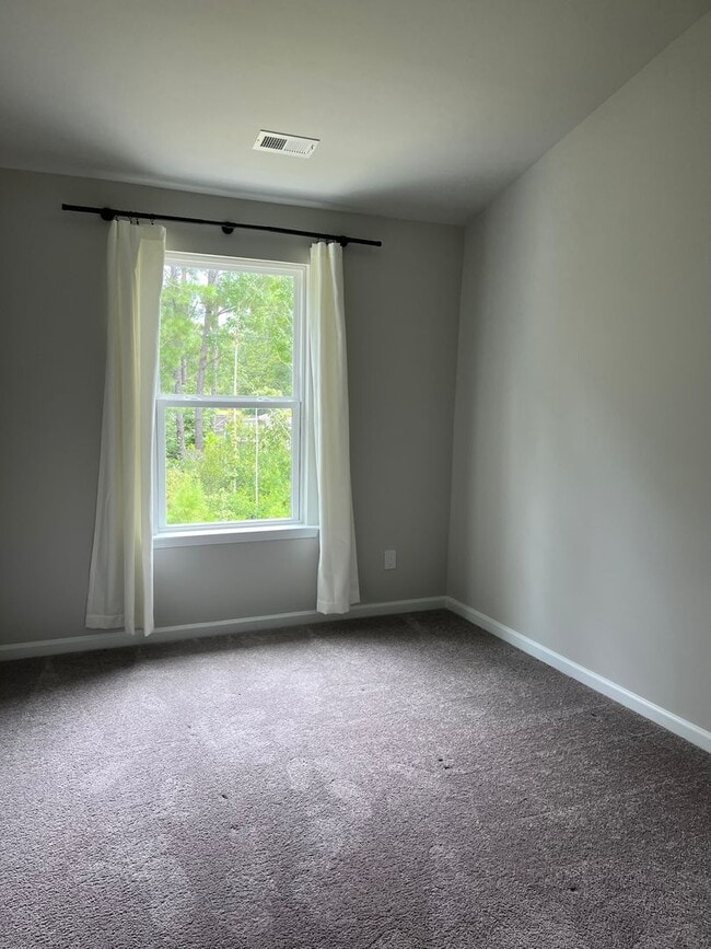 Building Photo - Nice townhome in great location