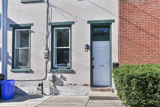 Building Photo - Charming 3 Bedroom on 2nd St