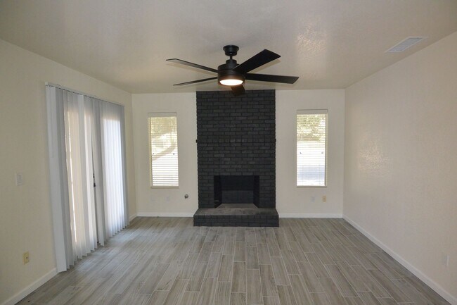 Foto del edificio - 1711-1715 E Princeton Ct