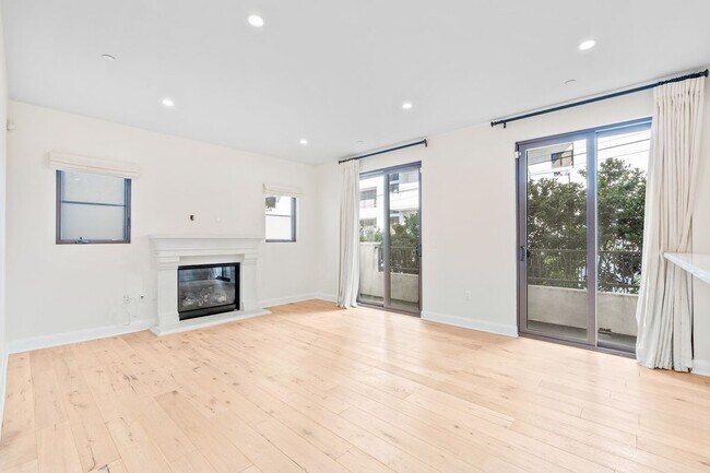 Foto del edificio - 10647 Ashton Ave