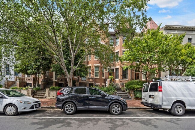 Foto del edificio - Sunlit & Fully Updated 2BR/1BA Condo in the Heart of U Street Corridor