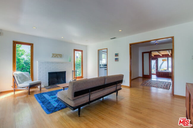 Foto del edificio - 12832 Greene Ave