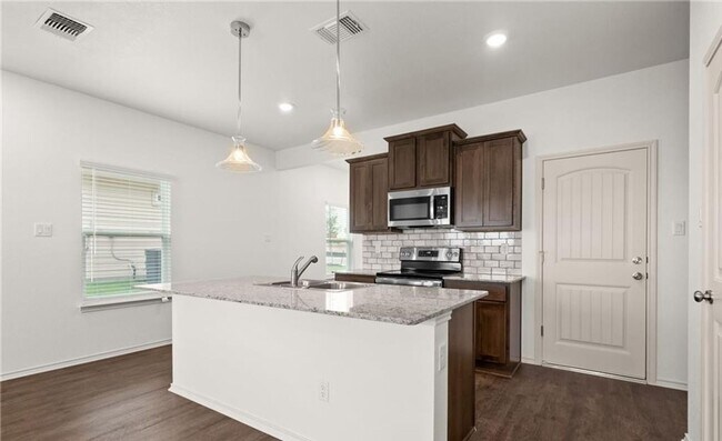 Foto del edificio - 3 bedroom 2.5 bathroom townhome!