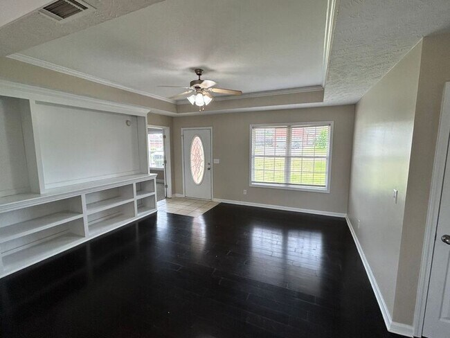 Building Photo - 8017 Valencia Dr