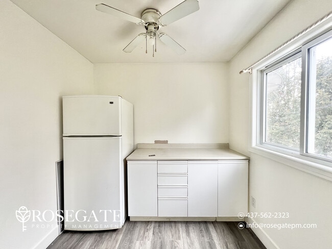 Photo du bâtiment - Spacious 4-Bedroom Townhouse with Front Porch & Parking in London