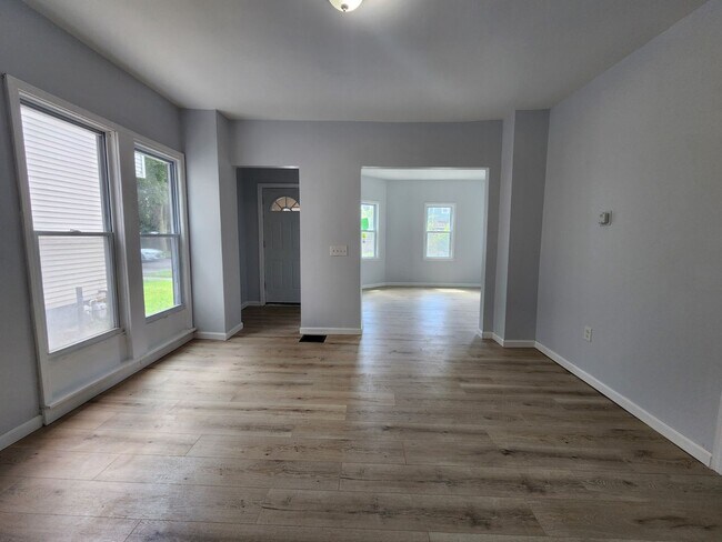 Foto del edificio - Four Bedroom, Two Full Bath Single Family ...