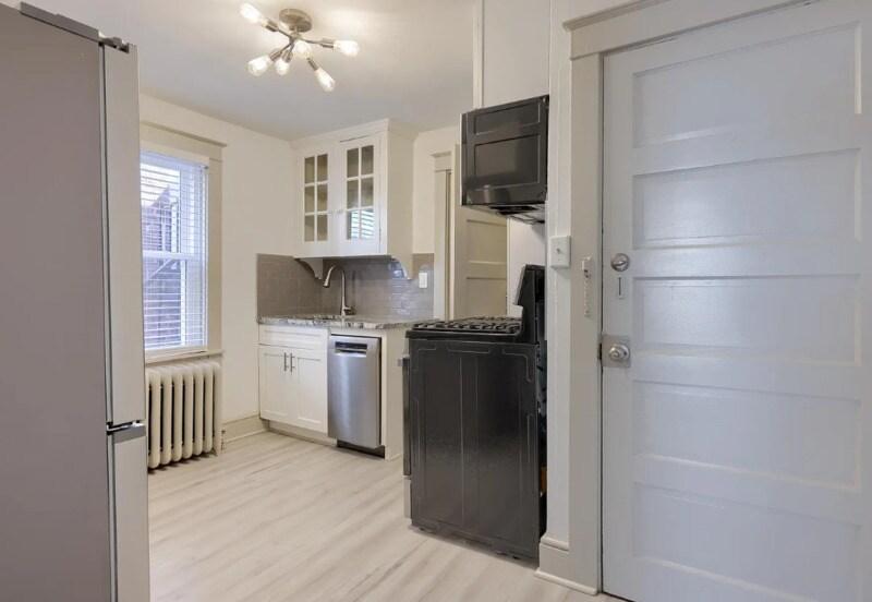 Primary Photo - 40 W James St