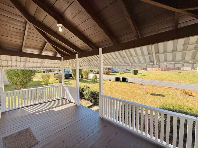 Foto del edificio - Fully Furnished & Utilities Included -SHORT TERM LEASES AVAILABLE with a premium.