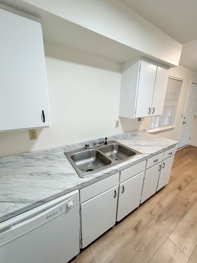 Building Photo - 1814