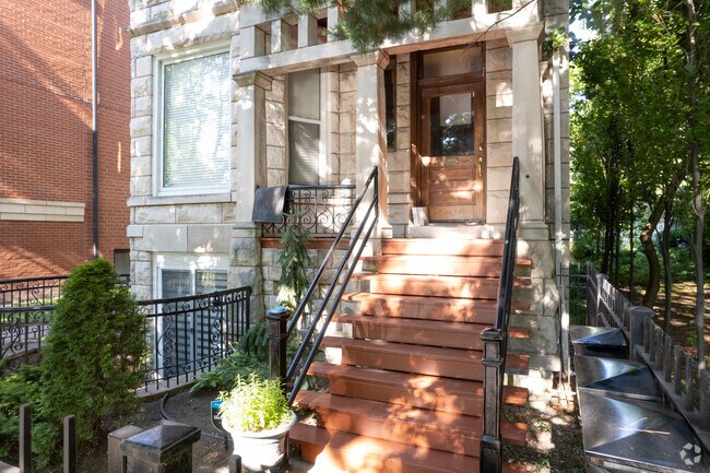 Entrance - 5482 S Woodlawn Ave