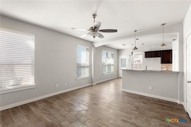 Foto del edificio - 561 Creekside Frst