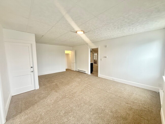 Building Photo - 403 25th St