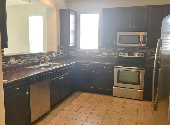 Foto del edificio - End Unit Townhome with Tons of Extra Storage!