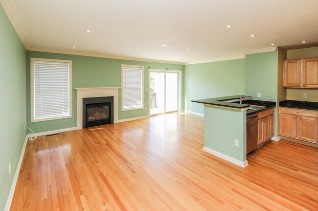 Foto del edificio - 2105 Briar Woods Ln