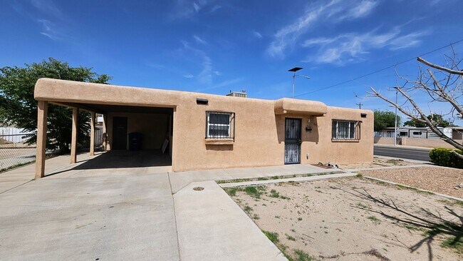 Building Photo - 2 bed with a office
