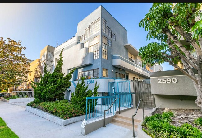 Foto del edificio - 2584 S Centinela Ave