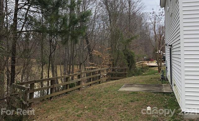 Building Photo - 2200 Meadecroft Rd
