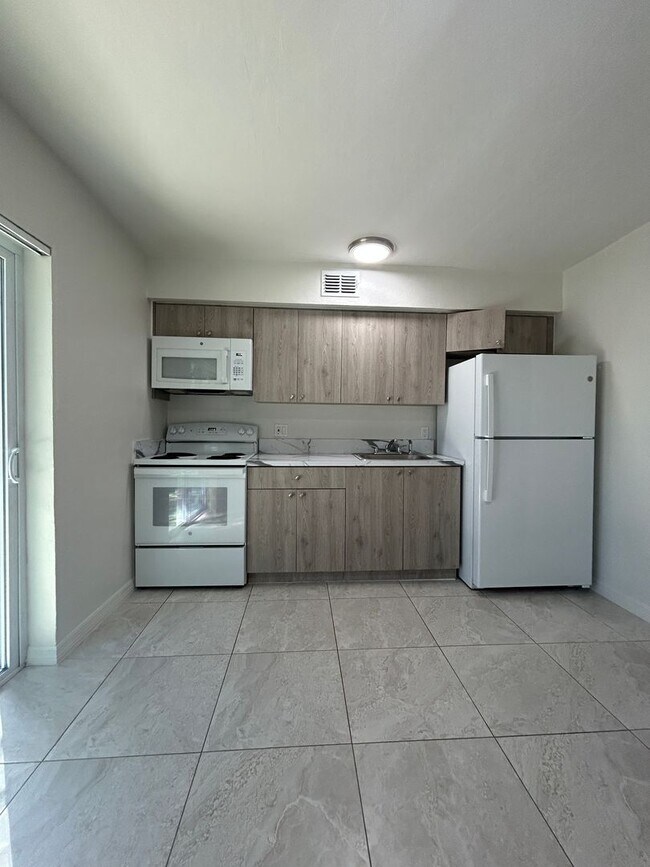 Building Photo - 2 bed 1 Bath Condo