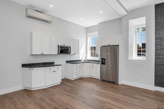 Building Photo - 241 W 6th St