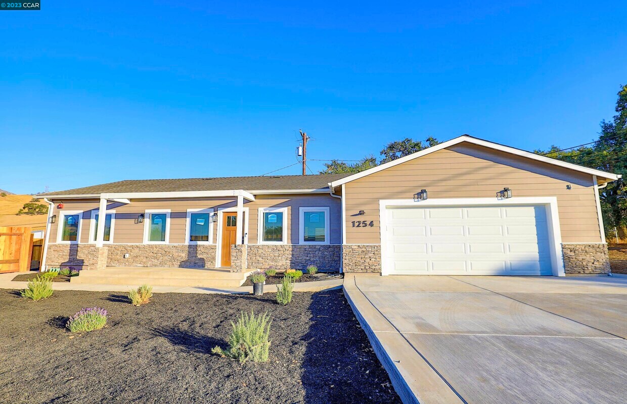 Primary Photo - 425 Castle Rock Rd