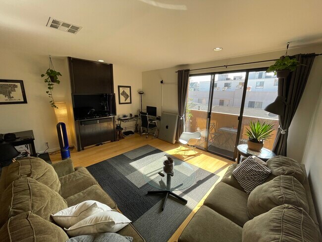 Foto del edificio - 828 N Hudson Ave