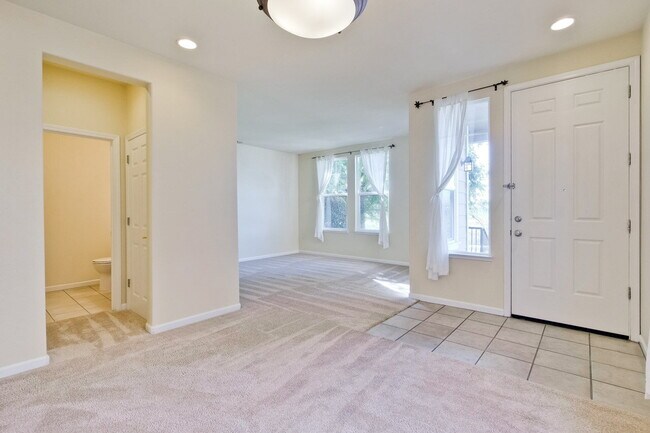 Foto del edificio - Large, Bright and Beautiful 3BR/2.5BA/2,195sf home in great condition!