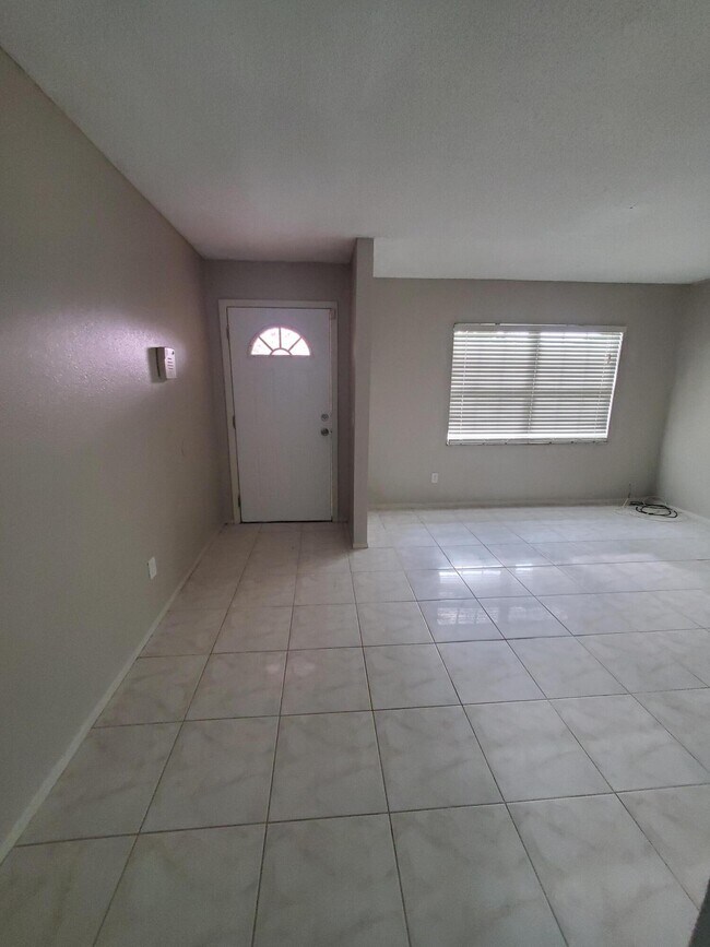 Building Photo - 2704 Walker Dr