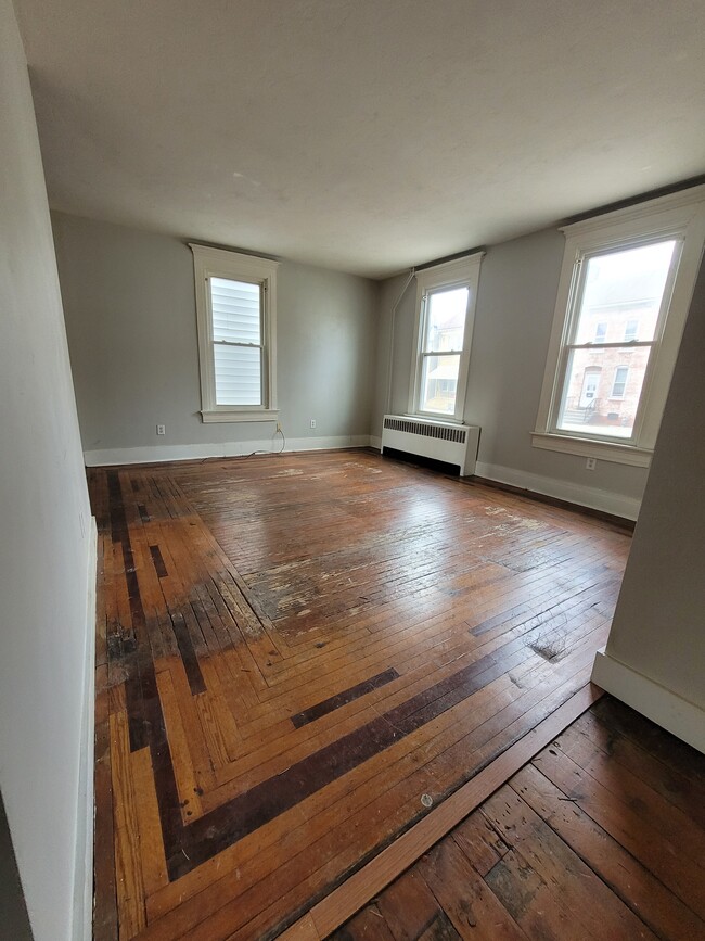 Building Photo - 207 York St