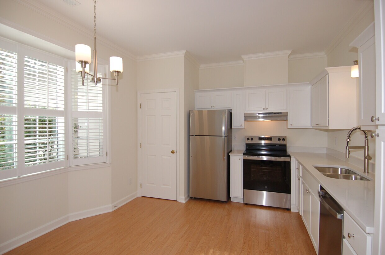 Foto principal - 1651 Village Glenn Dr