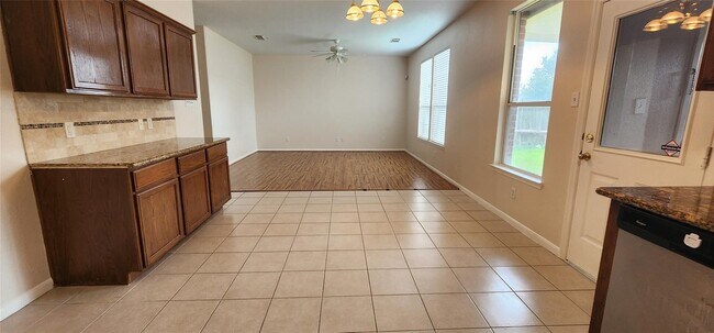 Foto del edificio - 9710 Fieldbloom Ln