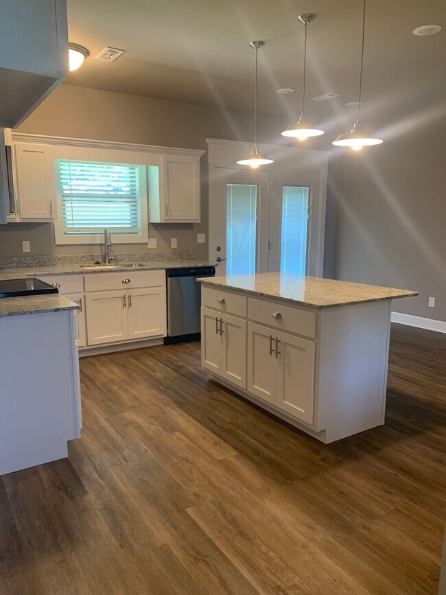 Building Photo - Charming Three Bedroom Single Family Home ...