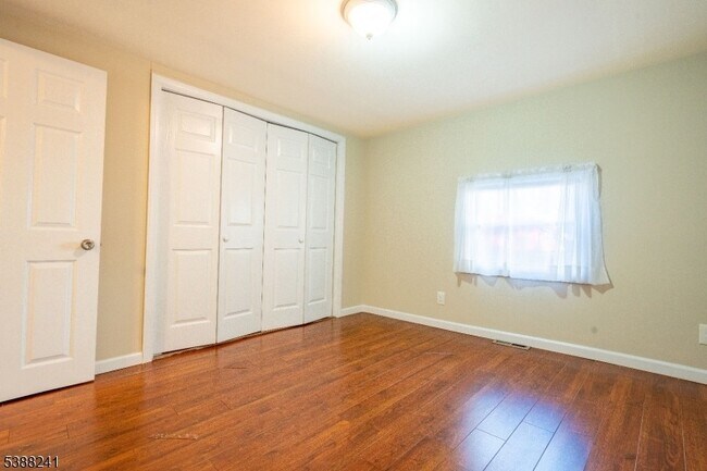 Foto del edificio - 354 Maxim Dr