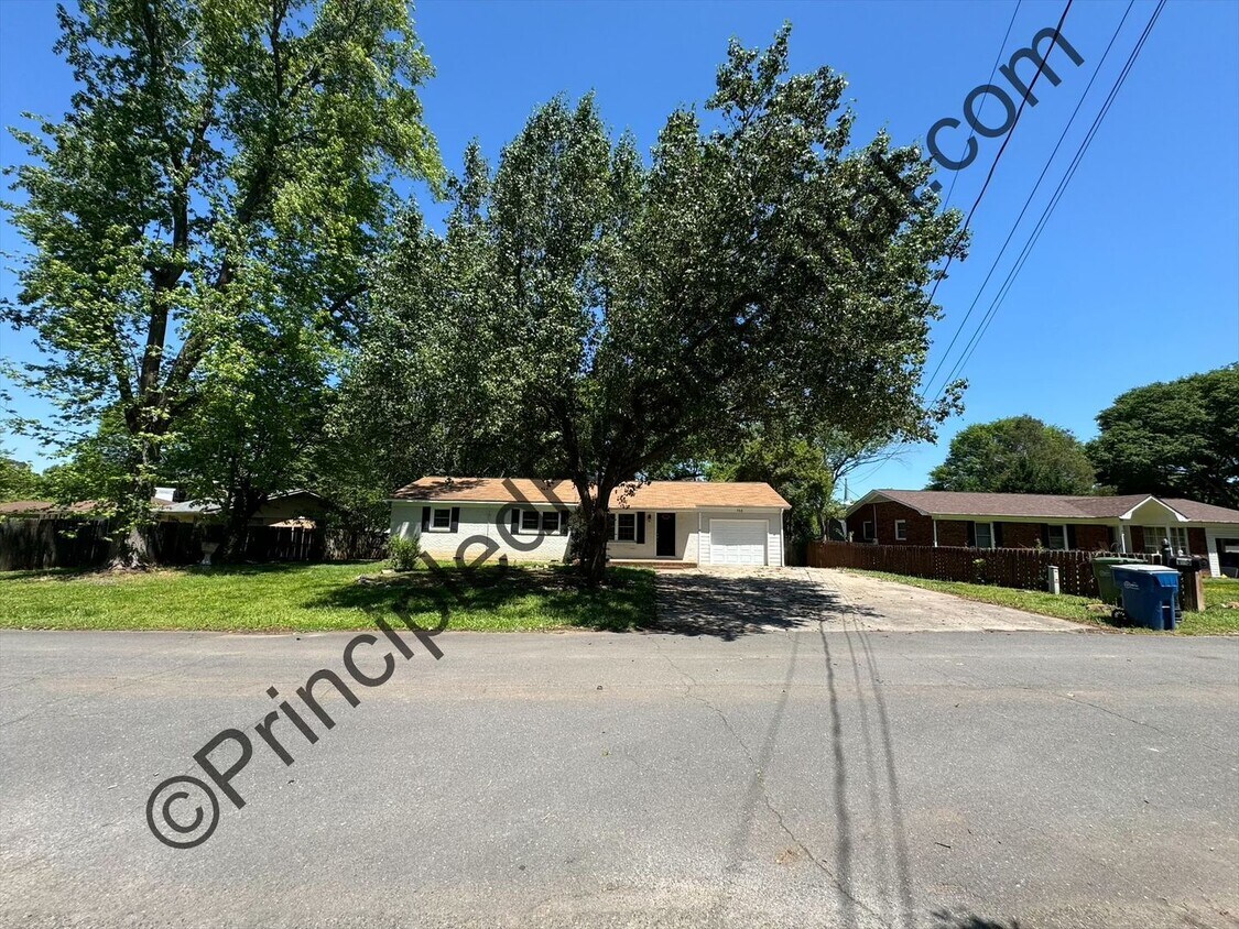 Primary Photo - 105 Clegg St