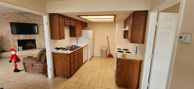 Building Photo - 8811 Clearbrook Trail