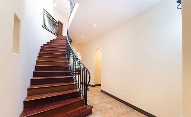 Building Photo - 414 N Fuller Ave