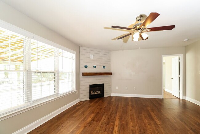 Foto del edificio - 104 Farmwood Dr