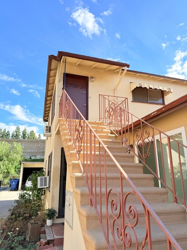 Foto del edificio - 7110 1/2 Haskell Ave