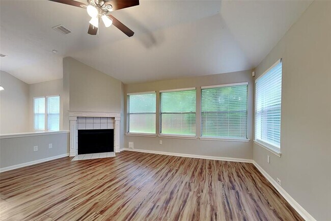 Foto del edificio - 7323 Red River Dr
