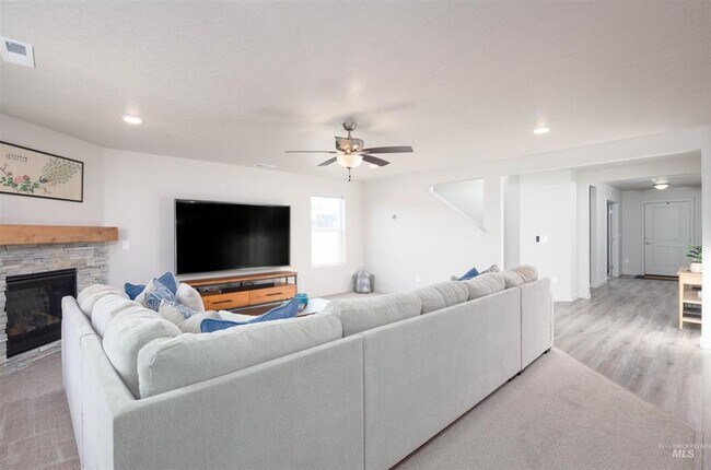 Building Photo - Spacious Modern Home w/Open Floor-Plan