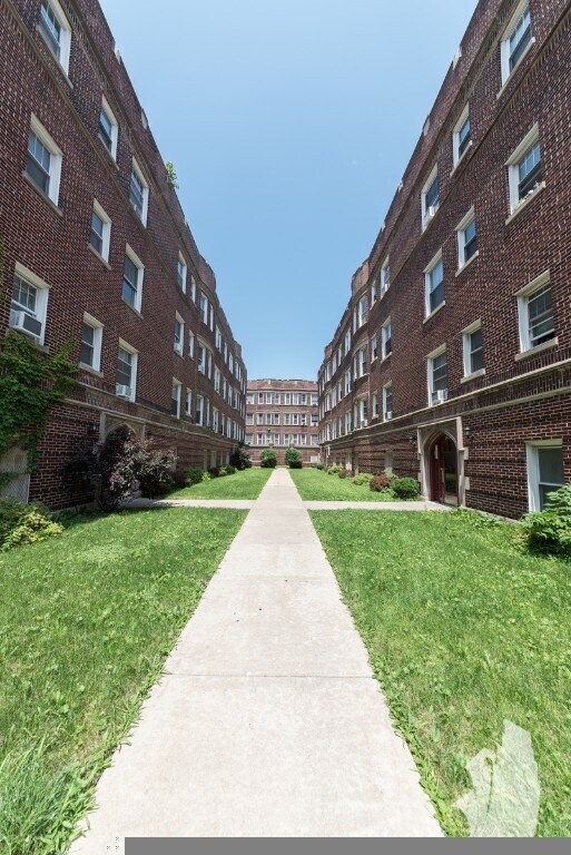 Foto principal - 2000 W Foster Ave