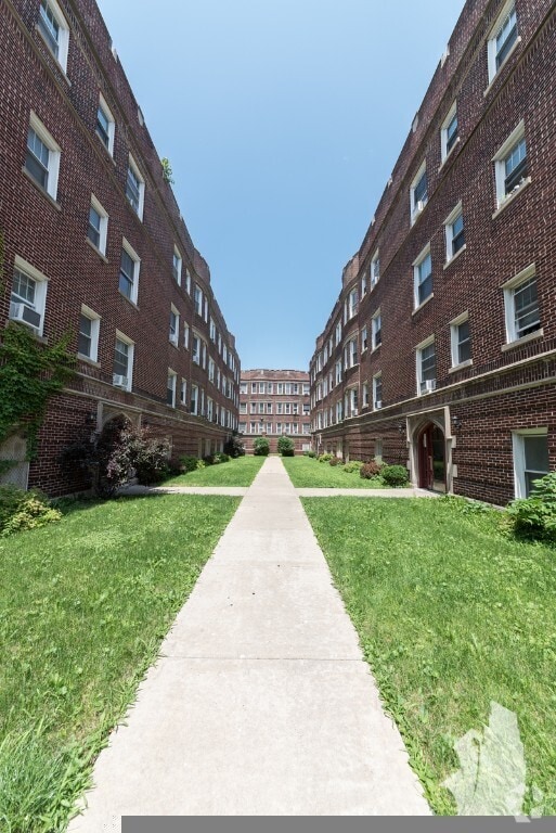Building Photo - 2000 W Foster Ave