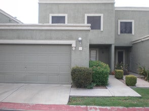 Building Photo - 815 E Grovers Ave