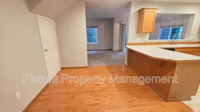 Building Photo - 1010 NW Poppy Ct