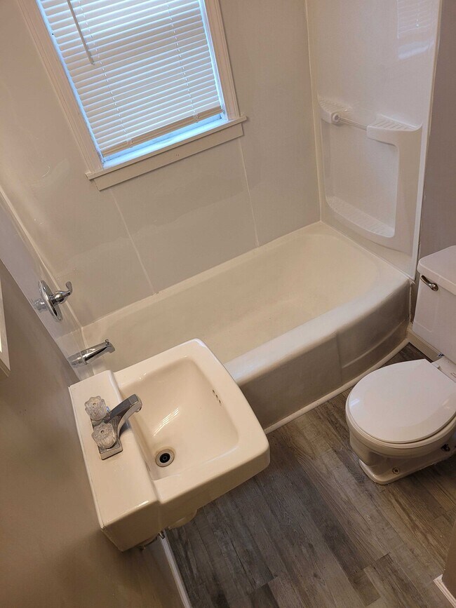 Foto del edificio - 1322 Medford Ave