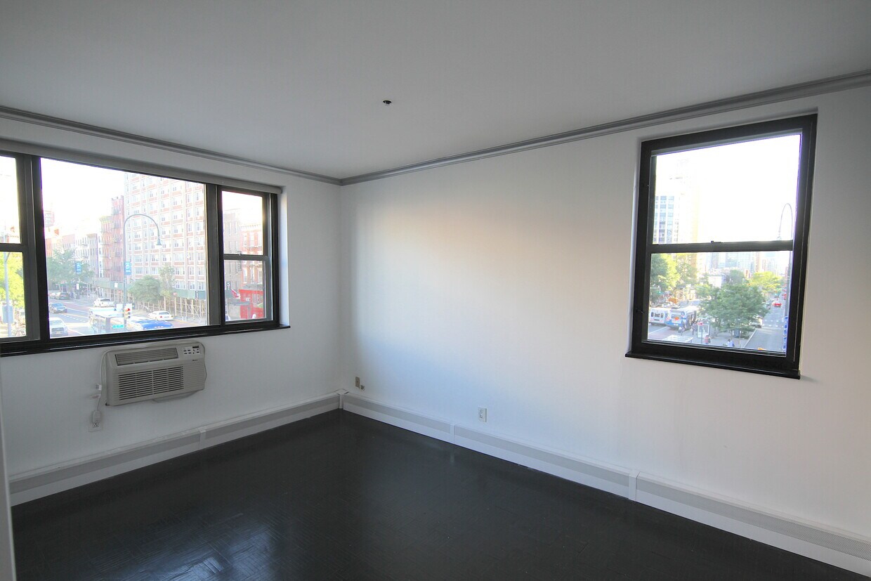 Primary Photo - 400 E 14th St