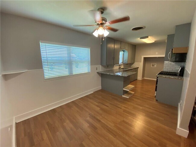 Foto del edificio - 102 E Live Oak St