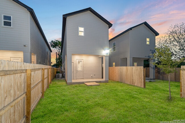 Contraportada Patio - 505 Linden Ave